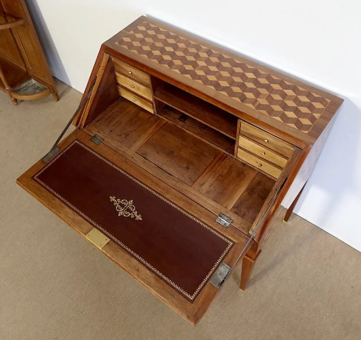 LOUIS XVI PERIOD SLOPE TOP SCHREIBTISCH