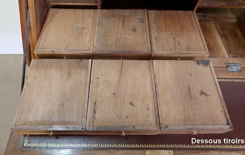 LOUIS XVI PERIOD SLOPE TOP SCHREIBTISCH