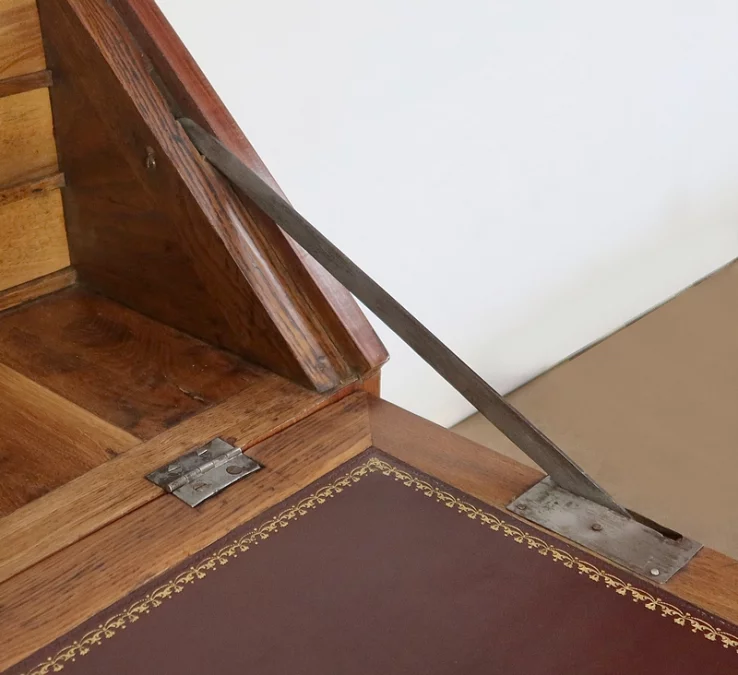 LOUIS XVI PERIOD SLOPE TOP SCHREIBTISCH