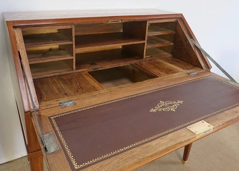 LOUIS XVI PERIOD SLOPE TOP SCHREIBTISCH