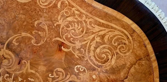 Table Violonée en bois précieux, époque Napoléon III – Milieu XIXe