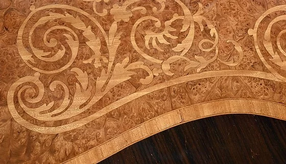 Table Violonée en bois précieux, époque Napoléon III – Milieu XIXe