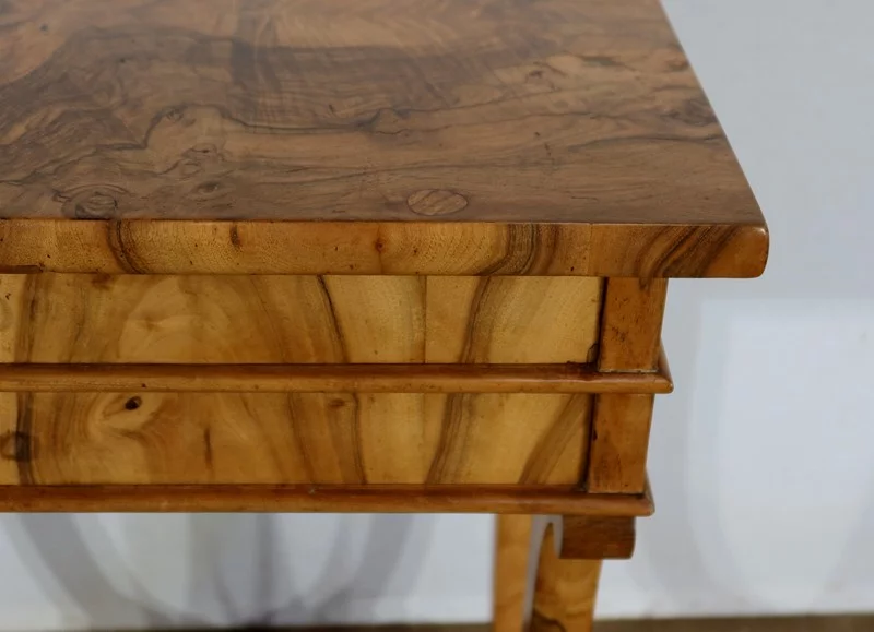 Petite Table de Salon en Noyer, époque Restauration – Début XIXe