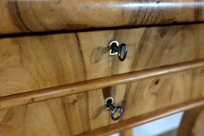 Petite Table de Salon en Noyer, époque Restauration – Début XIXe