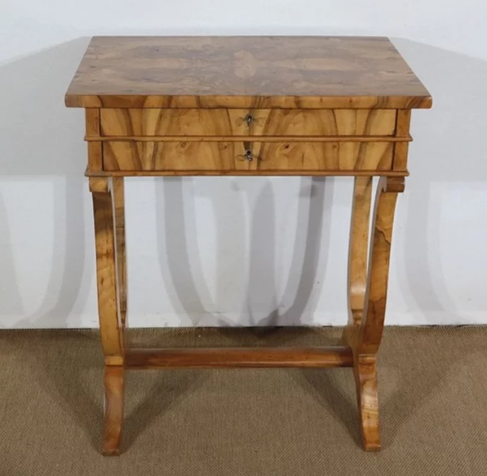 Petite Table de Salon en Noyer, époque Restauration – Début XIXe