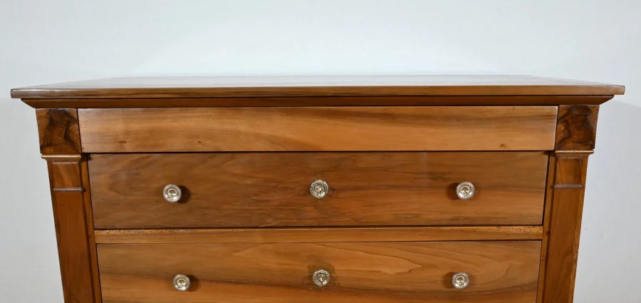 Petite Commode en Noyer massif, époque Directoire - Début XIXe