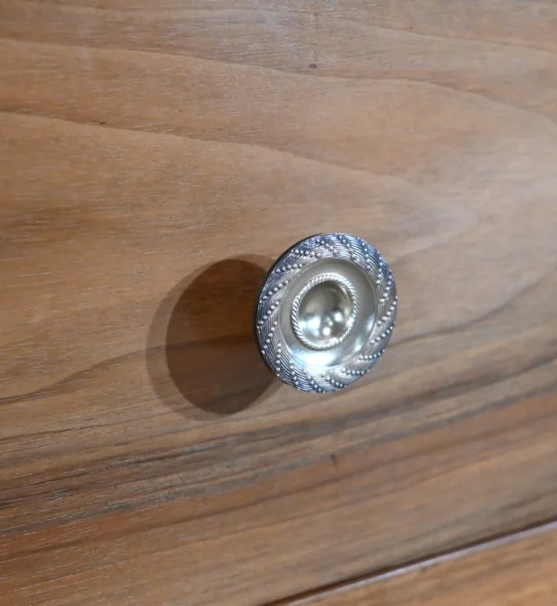 Petite Commode en Noyer massif, époque Directoire - Début XIXe