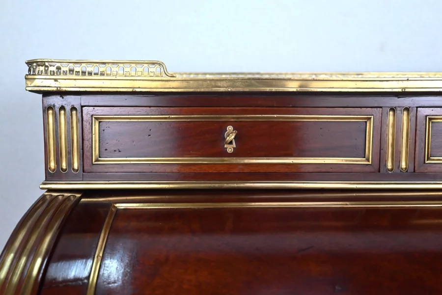 Important Bureau Cylindre en Acajou, style Louis XVI, époque Napoléon III – 2ème moitié XIXe