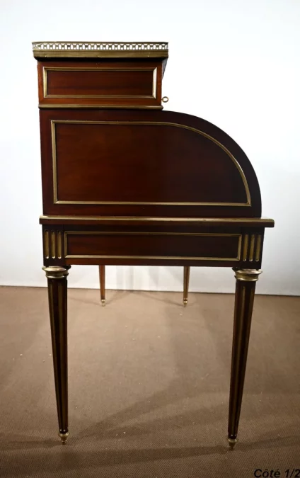 Important Bureau Cylindre en Acajou, style Louis XVI, époque Napoléon III – 2ème moitié XIXe