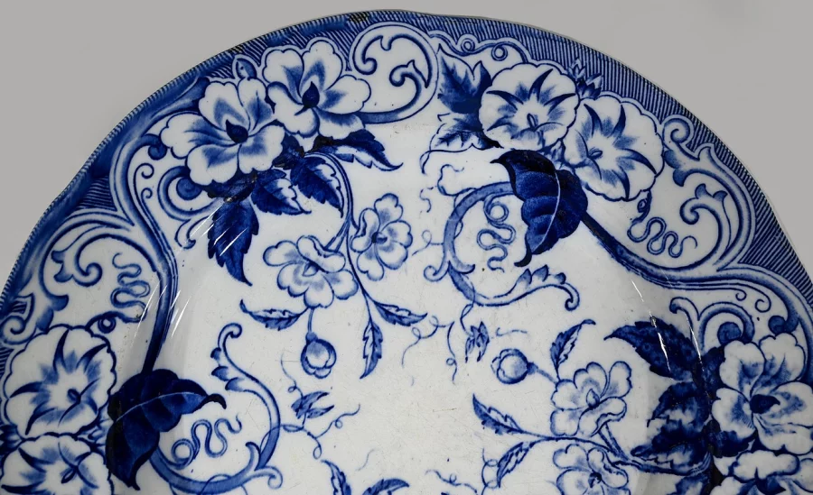 Grand Plat en Faïence « Flora aux Liserons », Creil & Montereau, Art Nouveau – Fin XIXe