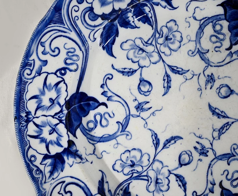 Grand Plat en Faïence « Flora aux Liserons », Creil & Montereau, Art Nouveau – Fin XIXe