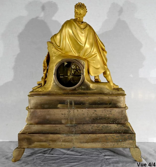 UHR AUS VERGOLDETER BRONZE