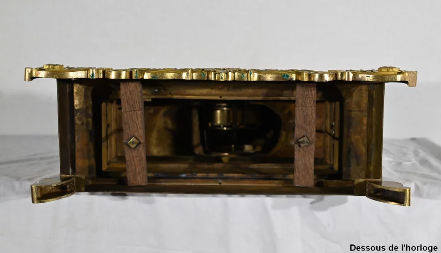 UHR AUS VERGOLDETER BRONZE