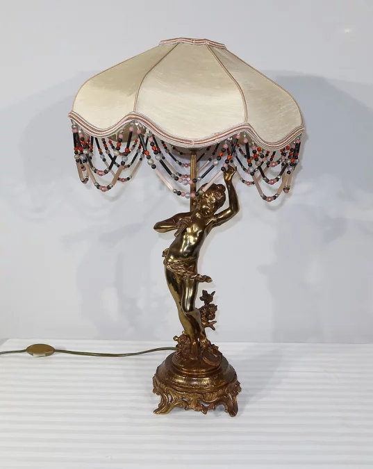 SPELTER-LAMPE MIT CHERUB-FLÖTIST