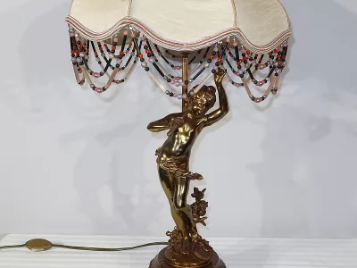 SPELTER-LAMPE MIT CHERUB-FLÖTIST