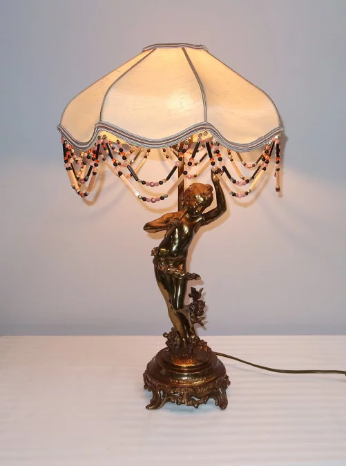 SPELTER-LAMPE MIT CHERUB-FLÖTIST
