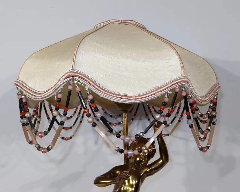 SPELTER-LAMPE MIT CHERUB-FLÖTIST