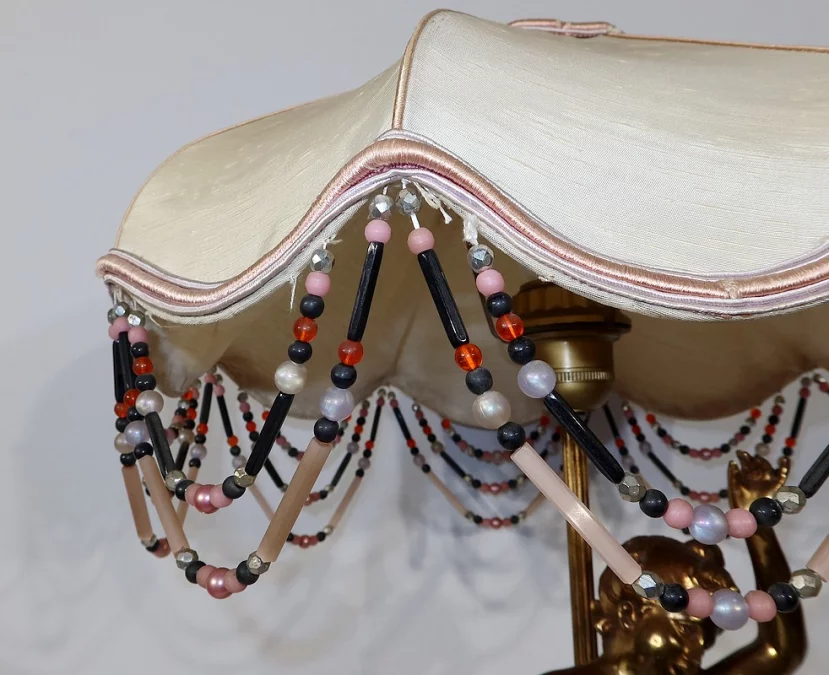 SPELTER-LAMPE MIT CHERUB-FLÖTIST