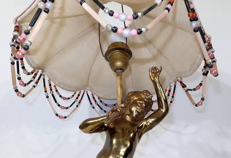 SPELTER-LAMPE MIT CHERUB-FLÖTIST