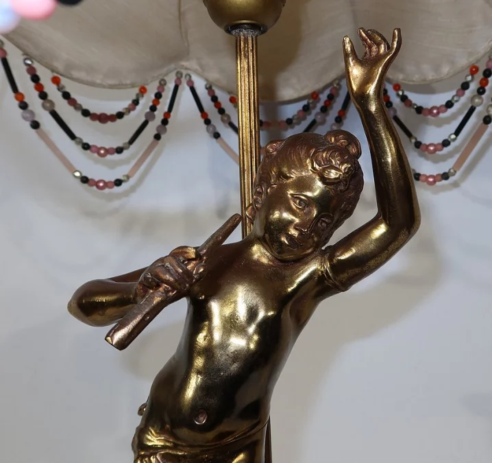 SPELTER-LAMPE MIT CHERUB-FLÖTIST