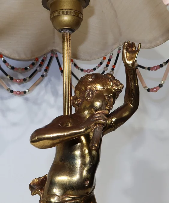 SPELTER-LAMPE MIT CHERUB-FLÖTIST