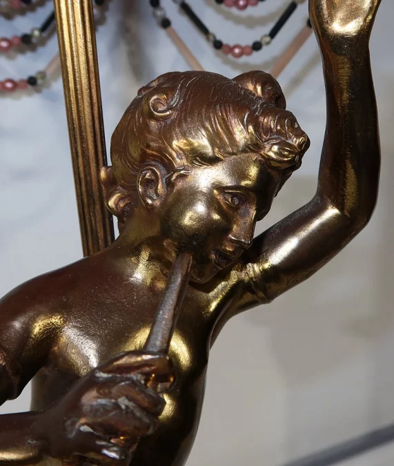 SPELTER-LAMPE MIT CHERUB-FLÖTIST
