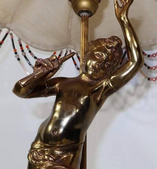 SPELTER-LAMPE MIT CHERUB-FLÖTIST