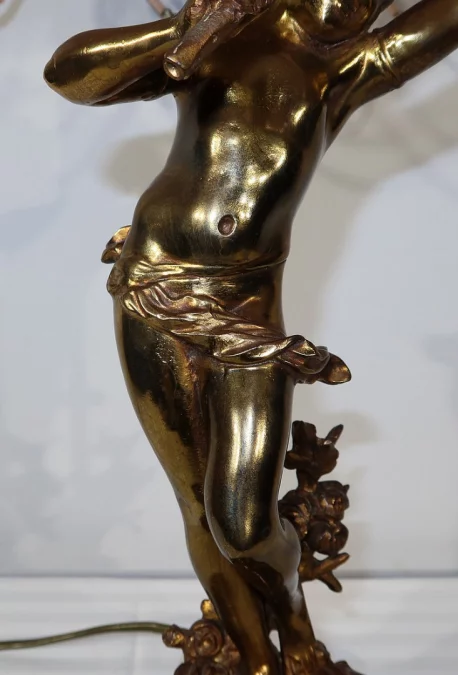 SPELTER-LAMPE MIT CHERUB-FLÖTIST