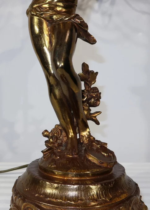 SPELTER-LAMPE MIT CHERUB-FLÖTIST