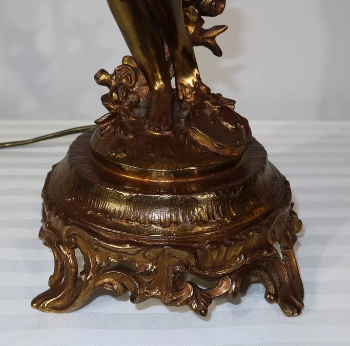 SPELTER-LAMPE MIT CHERUB-FLÖTIST