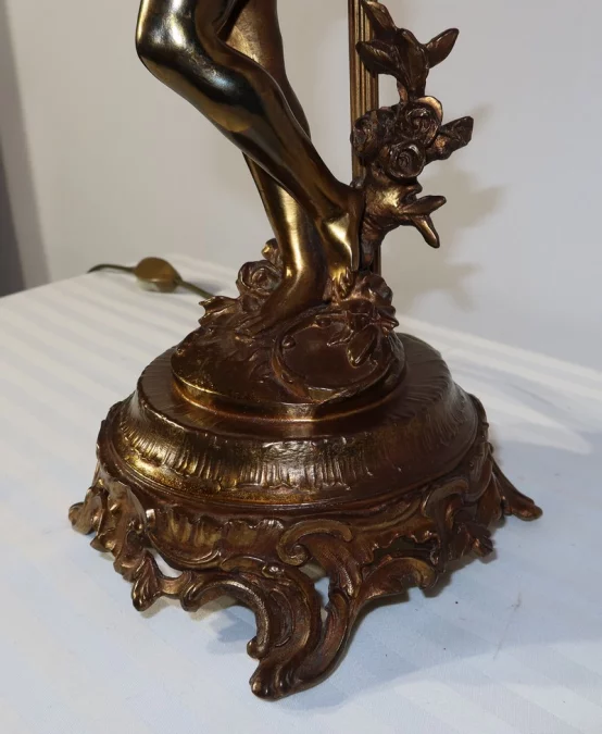 SPELTER-LAMPE MIT CHERUB-FLÖTIST