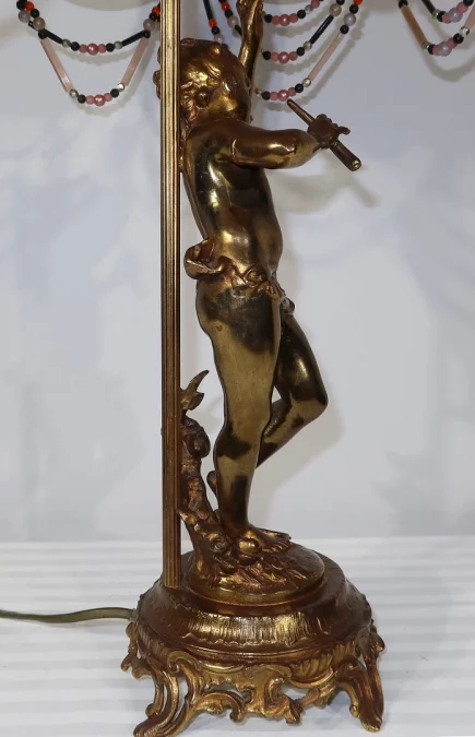 SPELTER-LAMPE MIT CHERUB-FLÖTIST