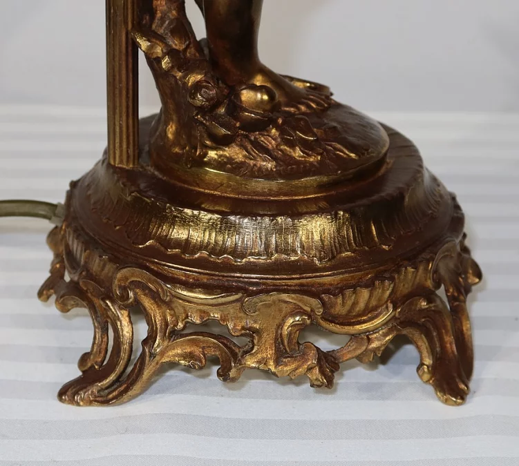 SPELTER-LAMPE MIT CHERUB-FLÖTIST