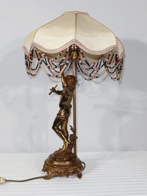SPELTER-LAMPE MIT CHERUB-FLÖTIST