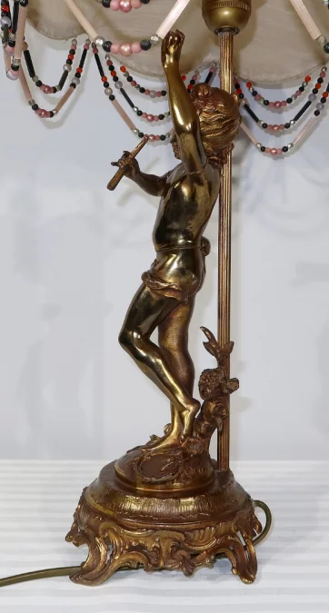 SPELTER-LAMPE MIT CHERUB-FLÖTIST