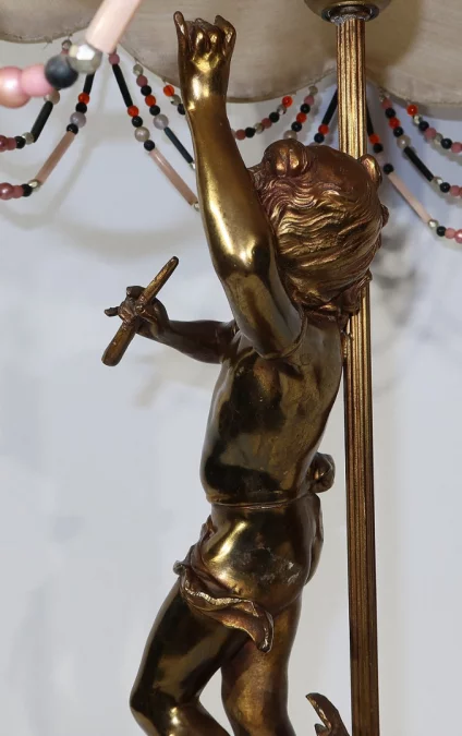 SPELTER-LAMPE MIT CHERUB-FLÖTIST