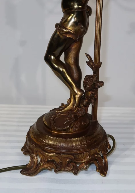 SPELTER-LAMPE MIT CHERUB-FLÖTIST