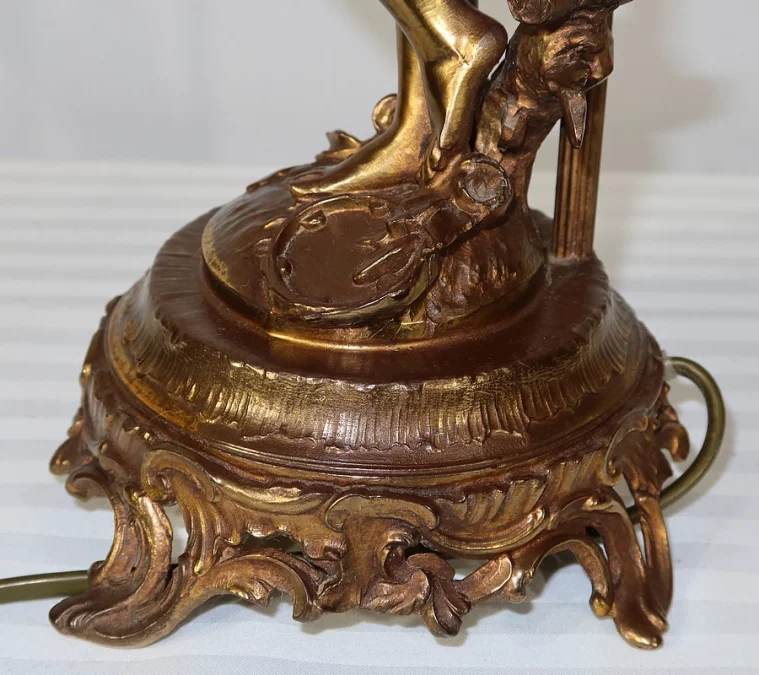 SPELTER-LAMPE MIT CHERUB-FLÖTIST