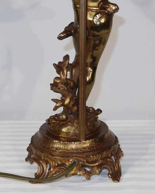 SPELTER-LAMPE MIT CHERUB-FLÖTIST