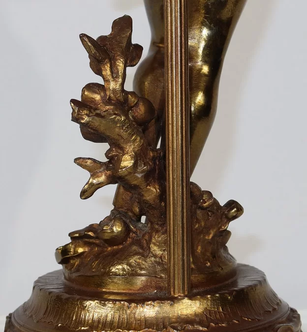 SPELTER-LAMPE MIT CHERUB-FLÖTIST