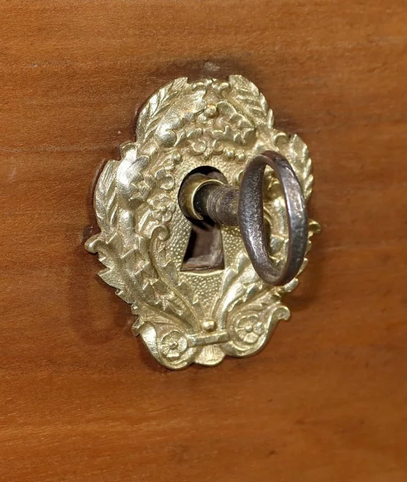 Petite Commode en Merisier massif, goût Directoire – 1ère partie du XIXe