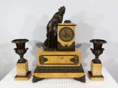 Importante Garniture de Cheminée en Marbre Jaune de Sienne et Bronze patiné, époque Empire – Début XIXe