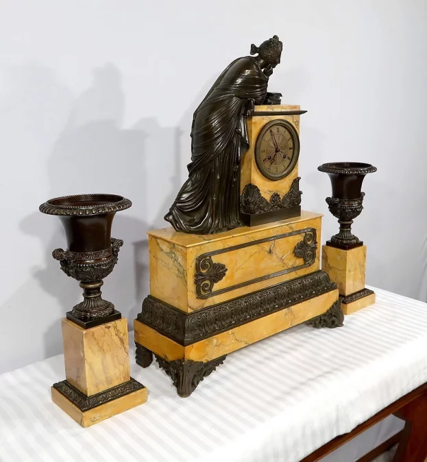 Importante Garniture de Cheminée en Marbre Jaune de Sienne et Bronze patiné, époque Empire – Début XIXe
