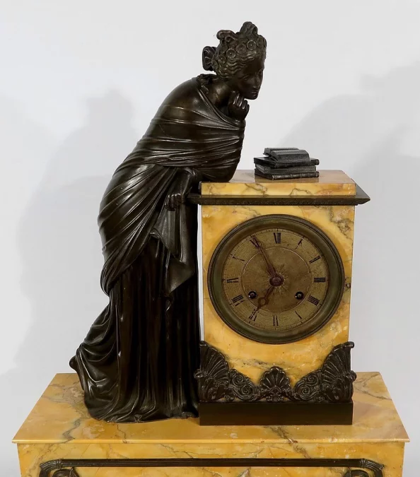 Importante Garniture de Cheminée en Marbre Jaune de Sienne et Bronze patiné, époque Empire – Début XIXe