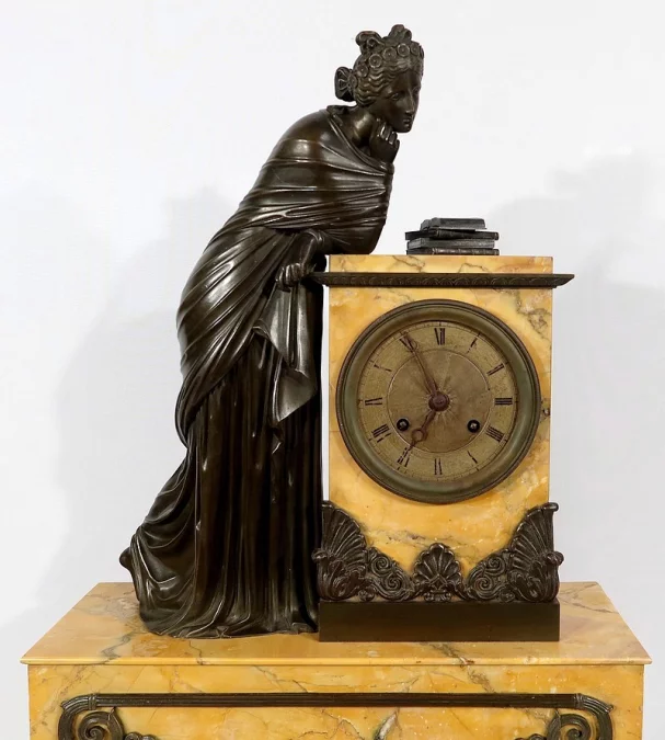 Importante Garniture de Cheminée en Marbre Jaune de Sienne et Bronze patiné, époque Empire – Début XIXe