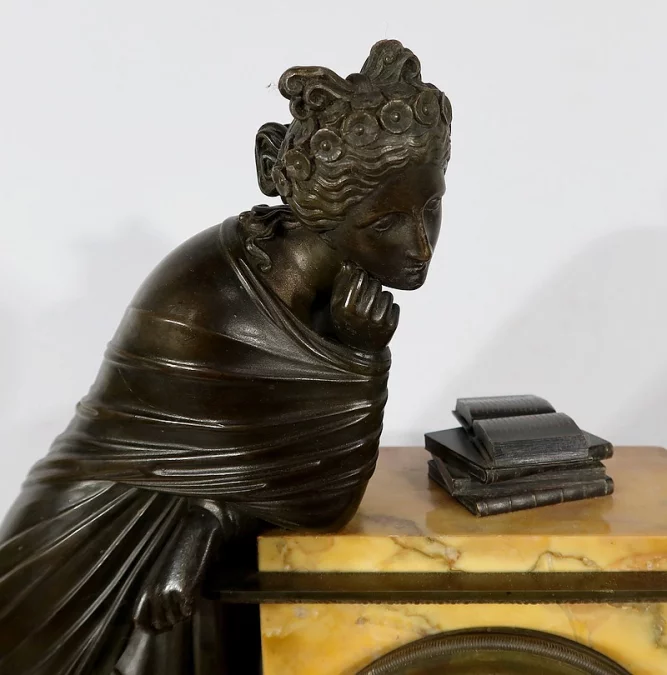 Importante Garniture de Cheminée en Marbre Jaune de Sienne et Bronze patiné, époque Empire – Début XIXe