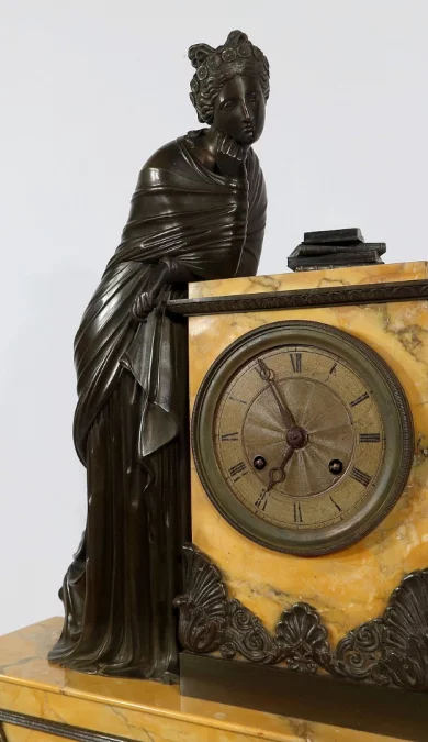 Importante Garniture de Cheminée en Marbre Jaune de Sienne et Bronze patiné, époque Empire – Début XIXe