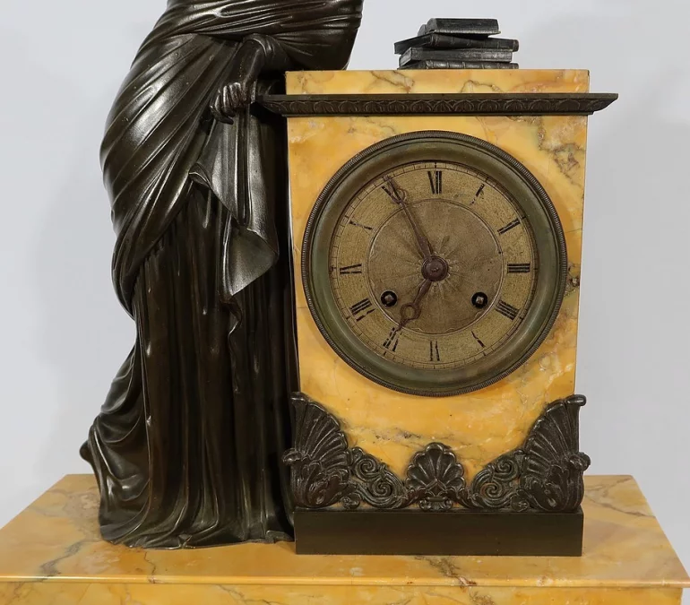 Importante Garniture de Cheminée en Marbre Jaune de Sienne et Bronze patiné, époque Empire – Début XIXe