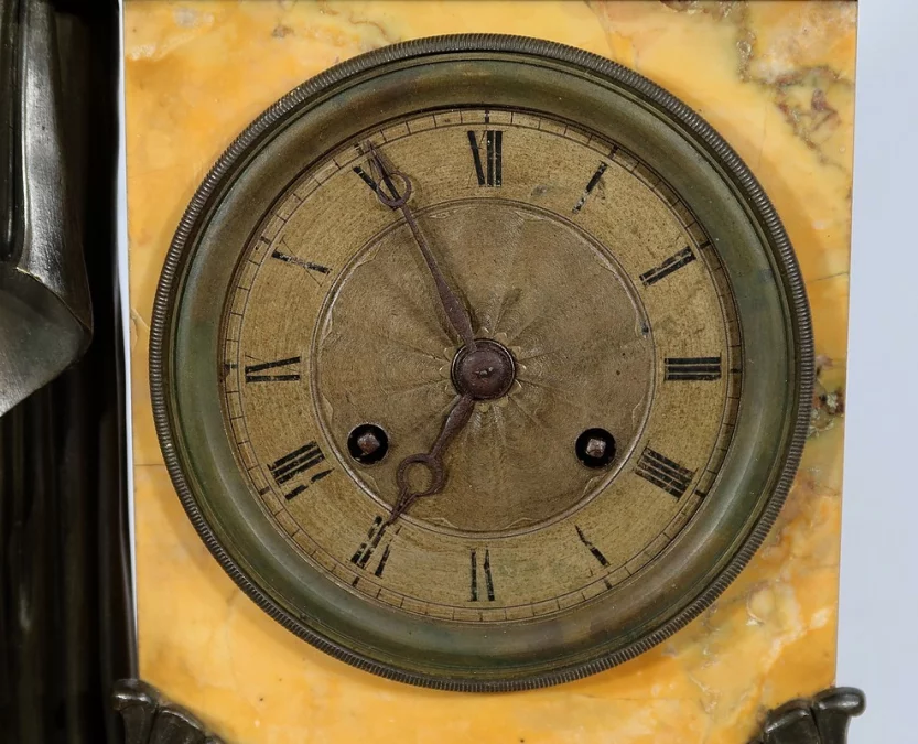 Importante Garniture de Cheminée en Marbre Jaune de Sienne et Bronze patiné, époque Empire – Début XIXe