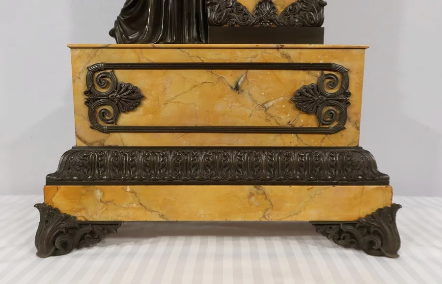 Importante Garniture de Cheminée en Marbre Jaune de Sienne et Bronze patiné, époque Empire – Début XIXe